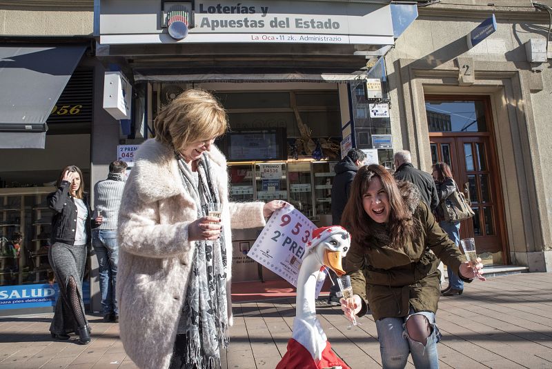 Los dueños de la administración de loteria de la Oca en Vitoria celebra que han vendido varios decimos del segundo premio de la Loteria del Niño.