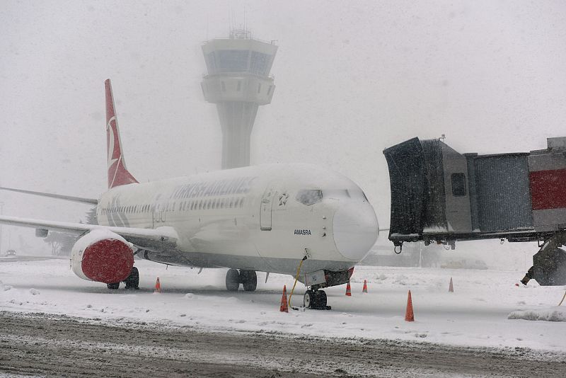 El aeropuerto de Estambul, colapsado por la nieve