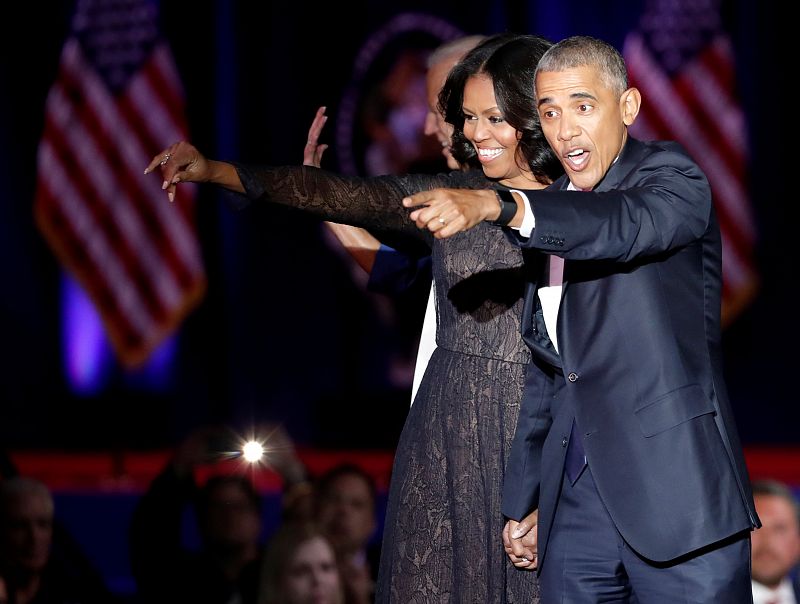 Los Obama saludan al público de Chicago tras el discurso.