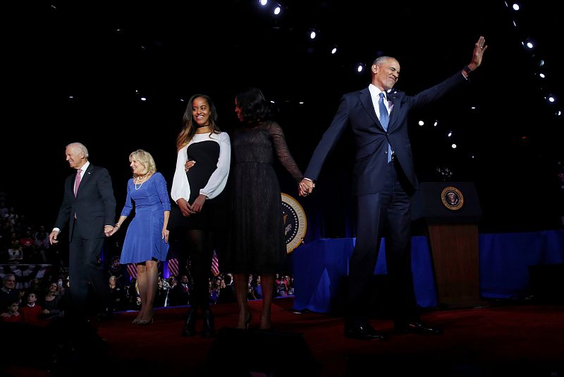 Al terminar el discurso, Michelle Obama, Malia Obama y el matrimonio Biden se han unido al presidente en el escenario.