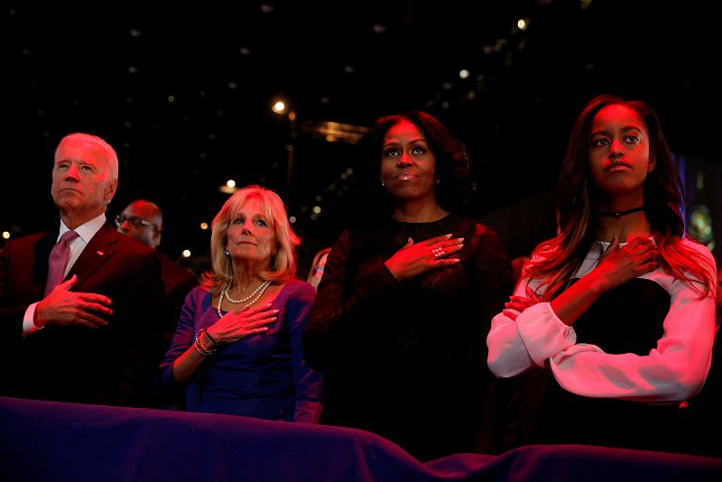 El vicepresidente Joe Biden, su mujer Jill Biden, Michelle Obama y su hija Malia durante el discurso de Obama.