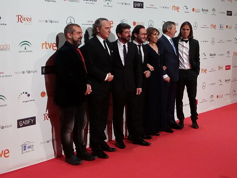 Foto de grupo de la película 'El hombre de las mil caras', dirigida por Alberto Rodríguez