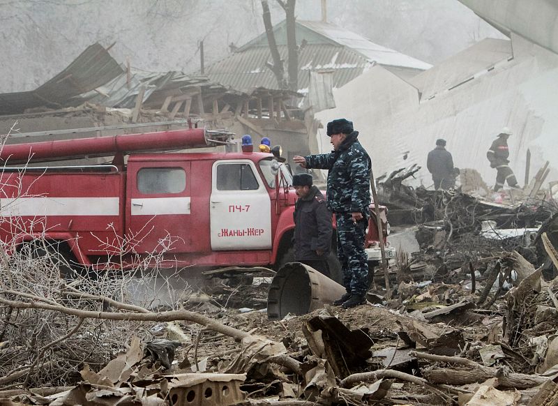 Equipos de rescate buscan entre los restos del avión siniestrado en Kirquistán donde han muerto al menos 32 personasargo jet near Kyrgyzstan's Manas airport outside Bishkek