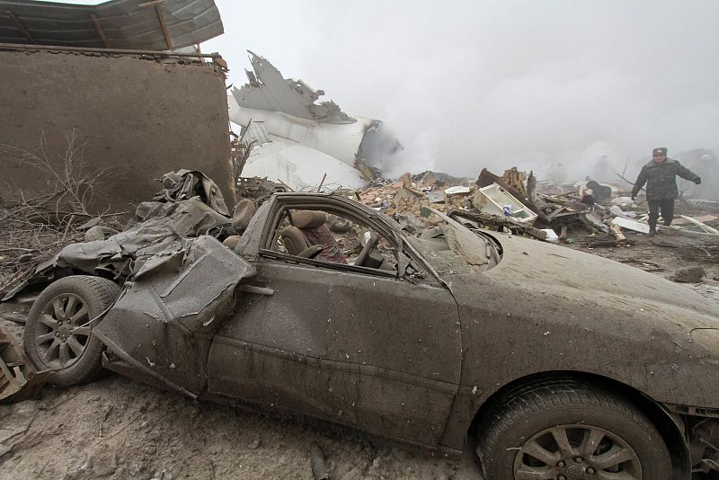 Restos de vehículos aplastados tras estrellarse un avión de carga en Kirguistán