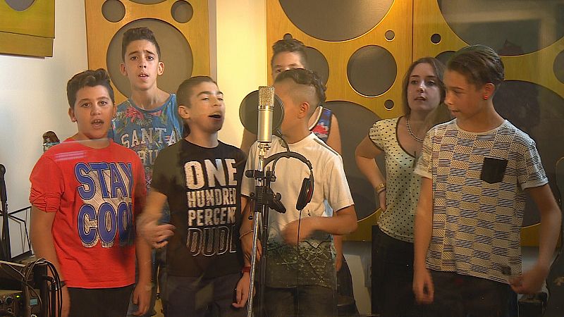 Los chicos de La Fortuna con EmiRap grabando un tema