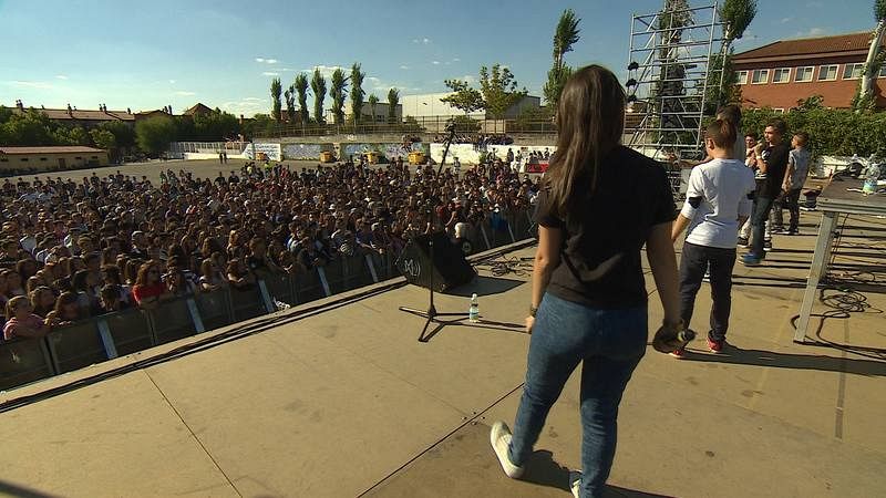 Los chicos de La Fortuna con Emirap en el escenario de Interrapción