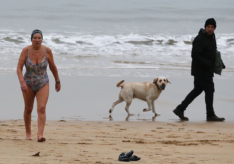 Una bañista sale del agua en la playa de la Concha de San Sebastián, donde las temperaturas esta madrugada eran de -1ºC.
