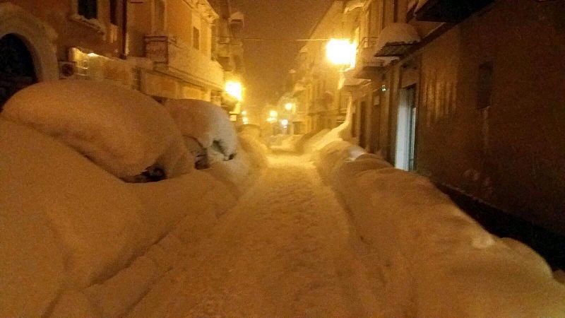 Metros de nieve cubren los coches en Orsogna