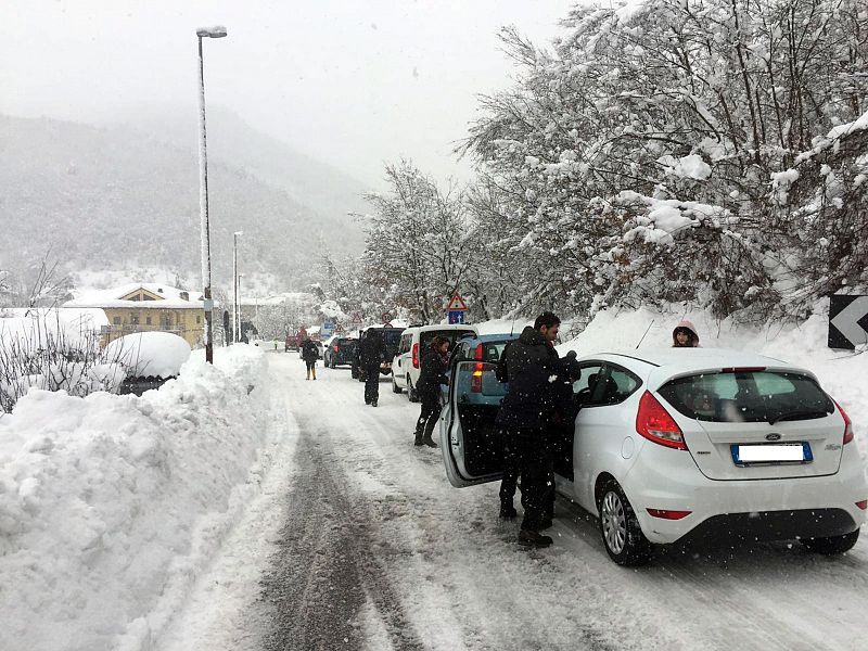 Atrapados por la nevada, bloqueados por el terremoto