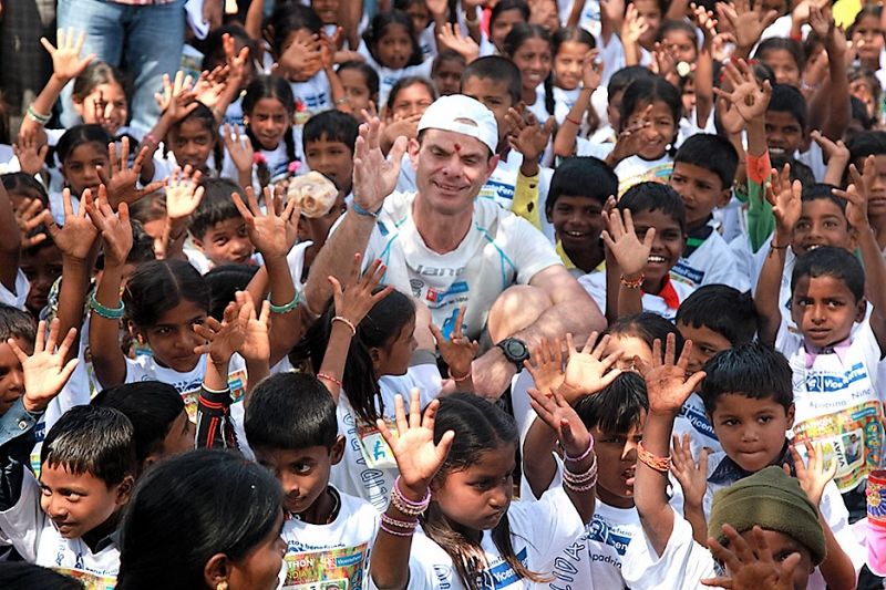 Juan Manuel Viera rodeado de niños durante la 'I Anantapur Ultramarathon'.