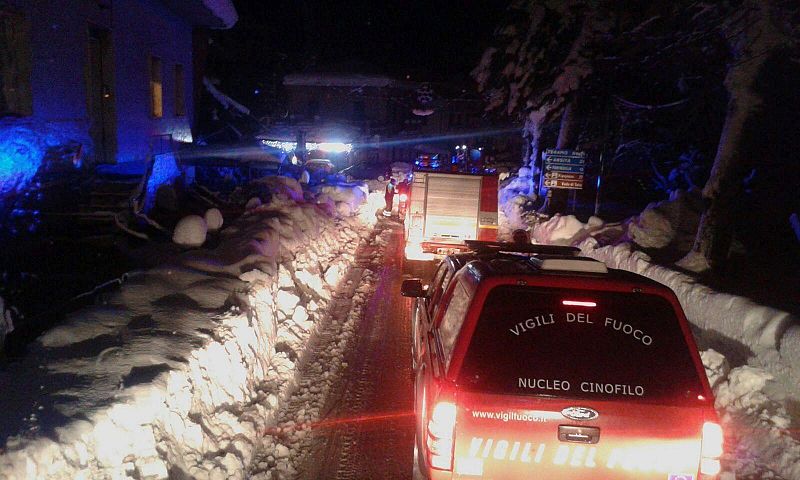 Los bomberos de montaña han tenido dificultades para llegar al hotel en medio de la noche, por las intensas nevadas.