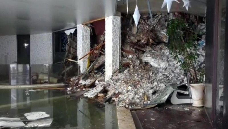  Imagen de un video facilitada por la Guardia Financiera del interior del hotel Rigopiano, en el que ha penetrado la nieve.