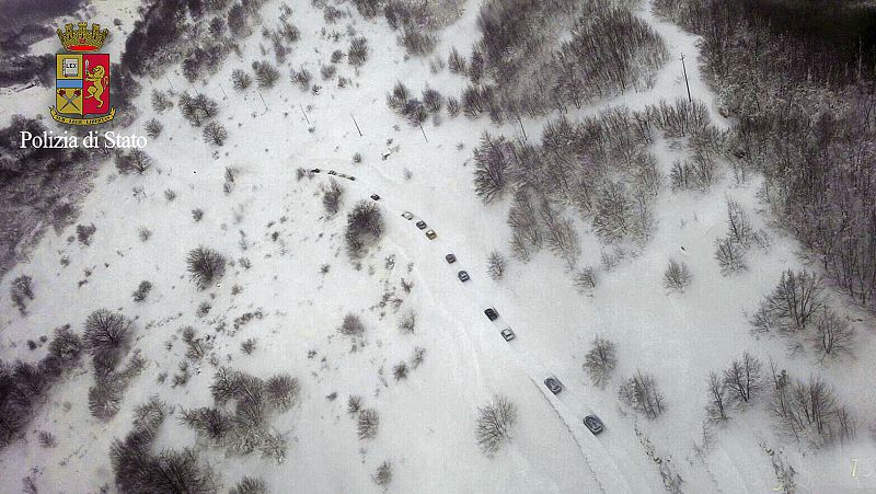 Los vehículos de emergencias y las quitanieves han tenido mucha dificultad para llegar hasta el hotel. Las carreteras estaban cubiertas por 5 metros de nieve.