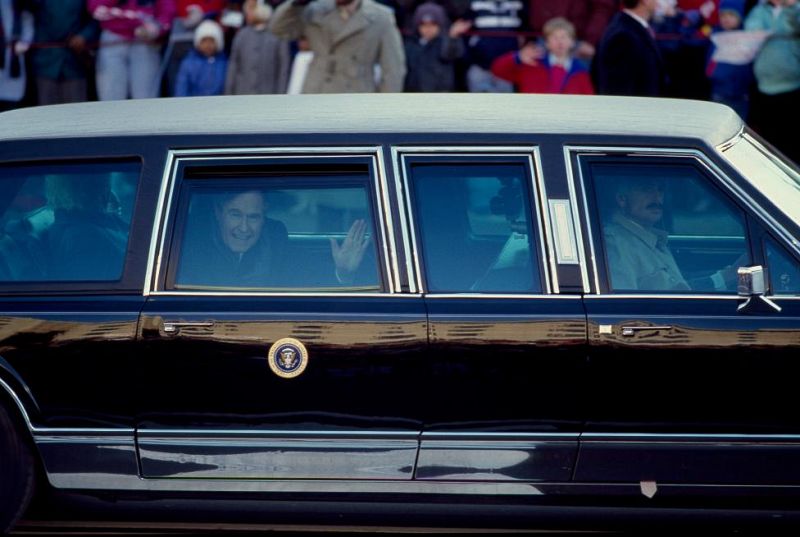 George H. W. Bush saluda desde su limusina presidencial el día de su investidura, 1989