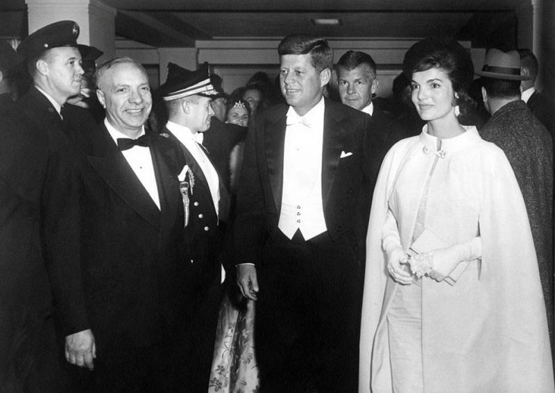 John F. Kennedy y Jacqueline Kennedy llegan a la National Guard Armory para la ceremonia de su investidura como presidente de EE.UU.