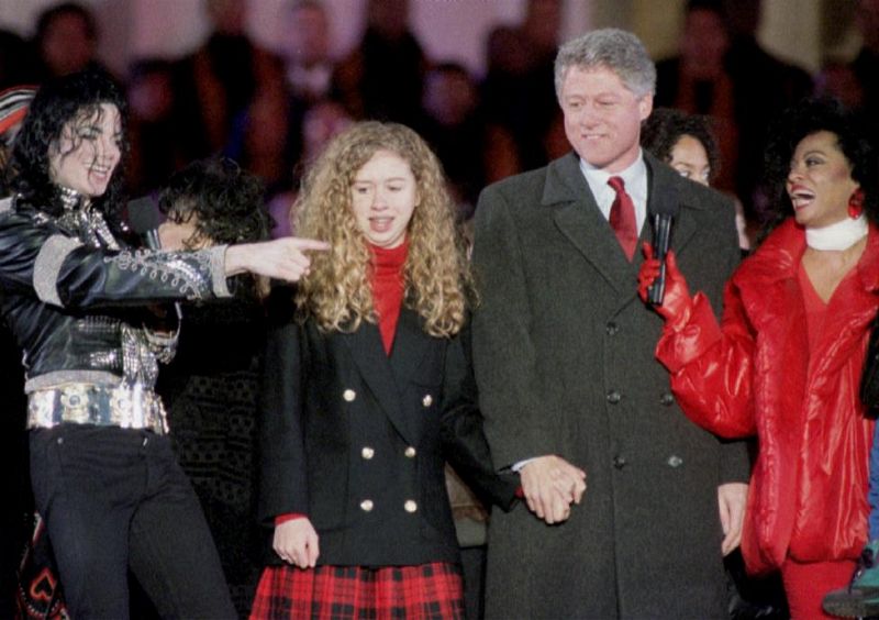 1993. El cantante Michael Jackson (i) junto al presidente electo Bill Clinton, su hija y Diana Ross