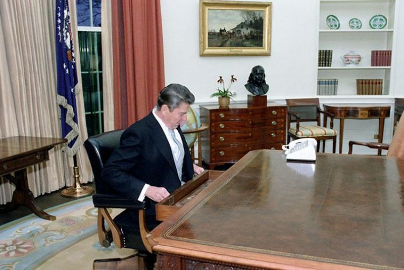 Ronald Reagan, sentado en el despacho oval durante su jornada de investidura, 1981