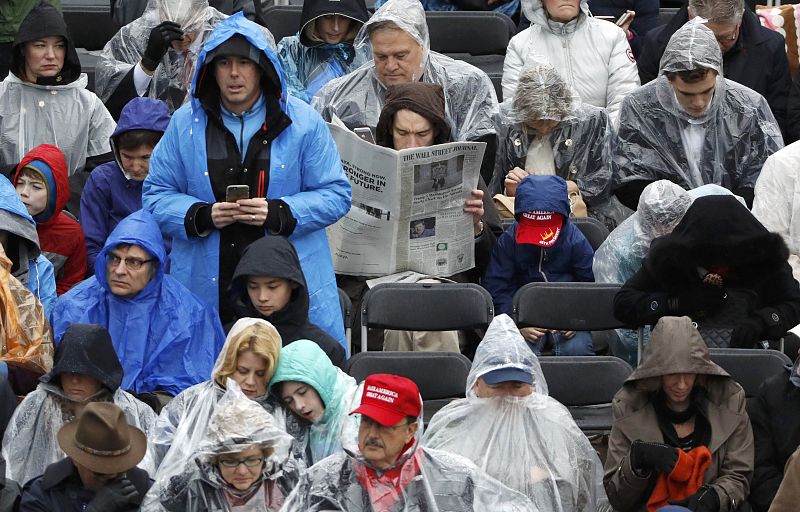 Asistentes a pesar del frío y la lluvia