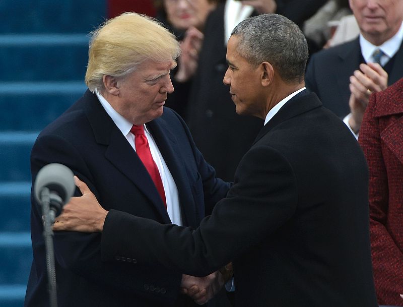 Seco saludo entre Trump y Obama