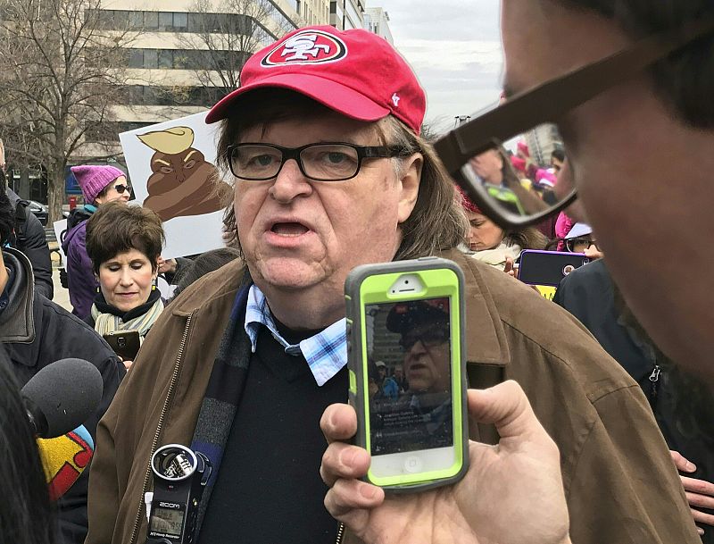 El director de cine Michael Moore habla durante la protesta en Washington