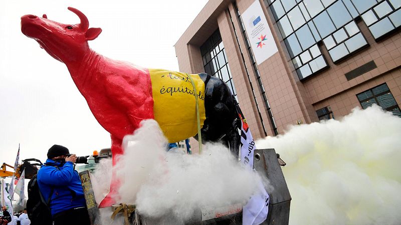 Ganaderos protestan en Bruselas contra la desregularización del sector lácteo