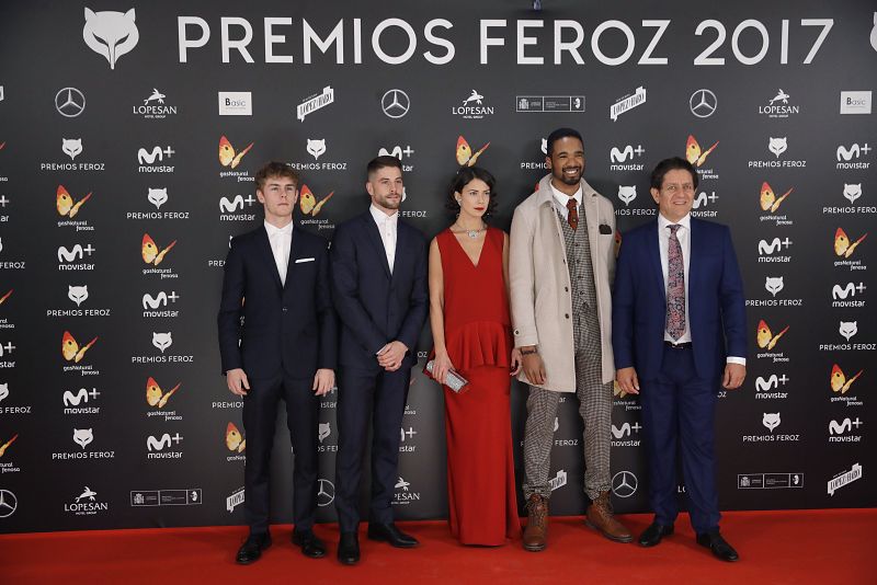 Los actores de 'Mar de Plástico', nominada como Mejor serie dramática, Patrick Criado (i), Luis Fernández (2i), Andrea del Río (c), Will Shephard (2d), y Pedro Casablanc (d), en la alfombra roja de los Feroz