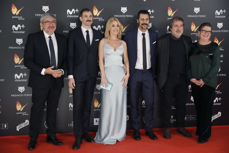 Julián Villagrán (2i), Cayetana Guillén Cuervo (c), y Hugo Silva (3d) entre otros, de la serie El Ministerio del Tiempo, de TVE, posan a su llegada a la entrega de IV edición de los Premios Feroz