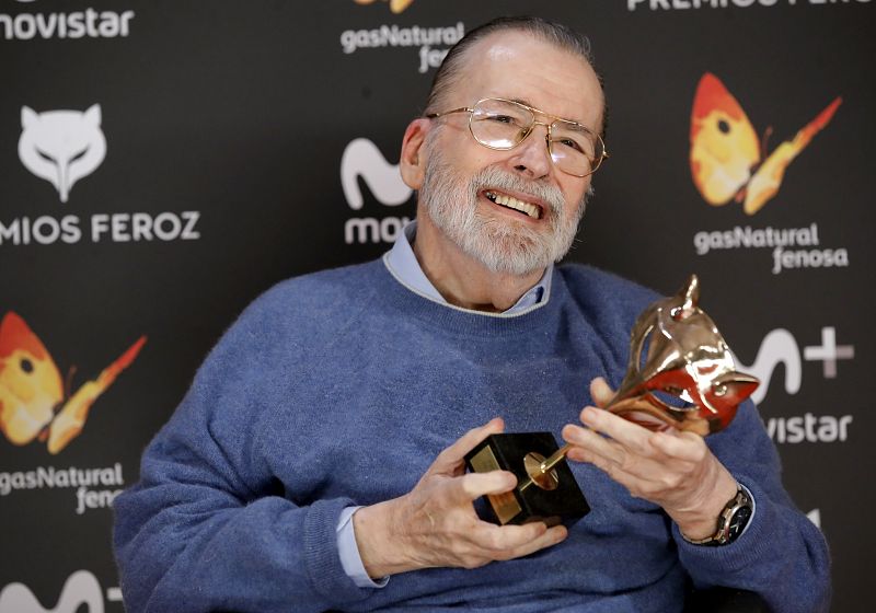 El realizador de cine y televisión Narciso Chicho Ibáñez Serrador posa con el Premio Feroz de Honor 2017