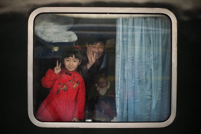 Miles de chinos emprenden la migración por el año nuevo lunar