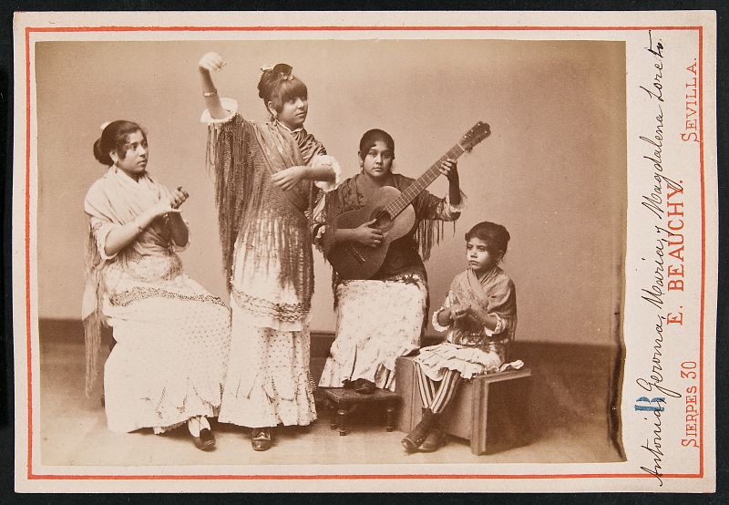 Grupo flamenco femenino de Antonia, Jeroma, María y Magdalena Loreto, fotografiado por Emilio Beauchy.