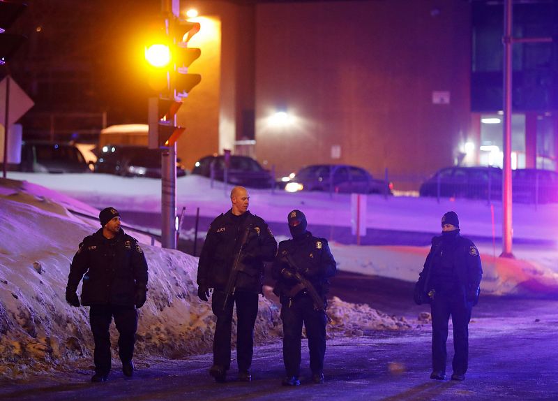 Agentes de la Policía cerca del Centro Cultural Islámico en Quebec