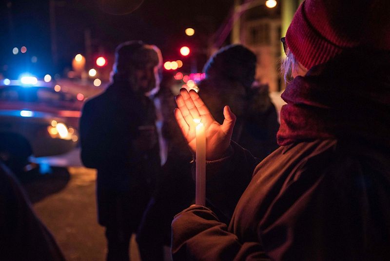 Varias personas han acudido a la mezquita para mostrar su solidaridad