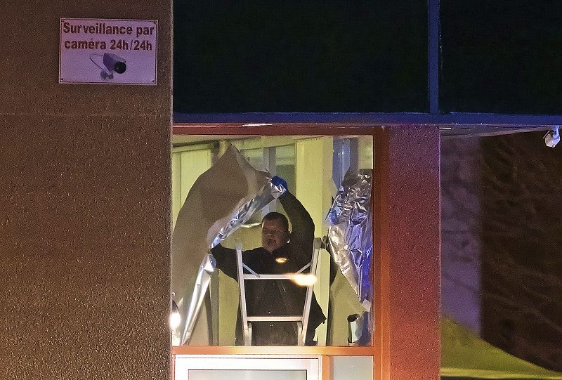 Las autoridades han reforzado la seguridad en las mezquitas de Quebec y Montreal. En la imagen, un agente de la Policía provincial cubre una ventana del Centro Cultural Islámico de Quebec.