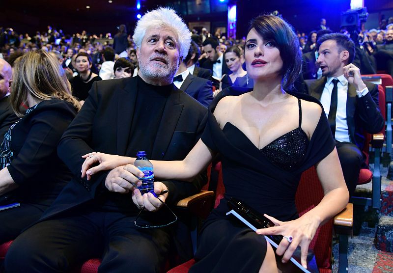 Almodóvar y Penélope Cruz en al patio de butacas de la XXXI gala de los Goya