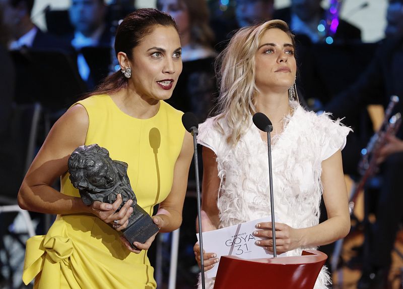 Las actrices María León (d) y Toni Acosta durante la gala de la XXXI edición de los Premios Goya