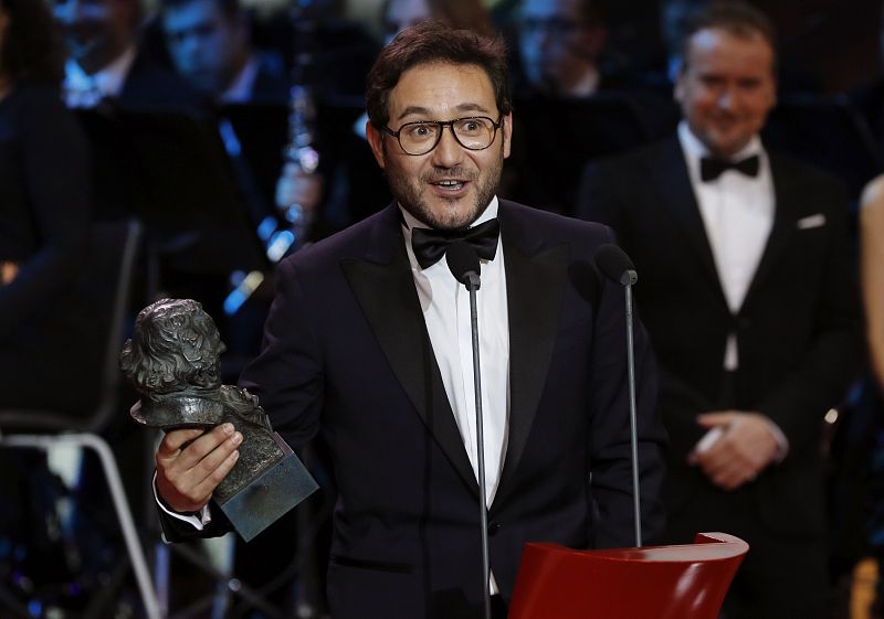 Por 'El hombre de las mil caras', Carlos Santos ha recibido el Goya 2017 como mejor actor revelación