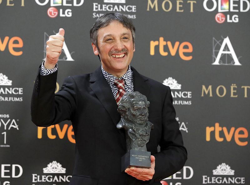 El realizador Juan Vicente Córdoba tras recibir el premio a "Mejor Cortometraje Documental" por su trabajo en "Cabezas habladoras"