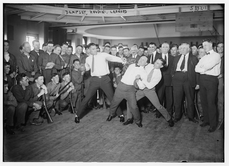 Houdini simula recibir un puñetazo del campeón de los pesos pesados, Jack Dempsey (Library of Congress)