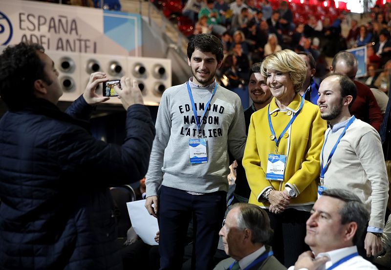 Esperanza Aguirre posa con simpatizantes 'populares'