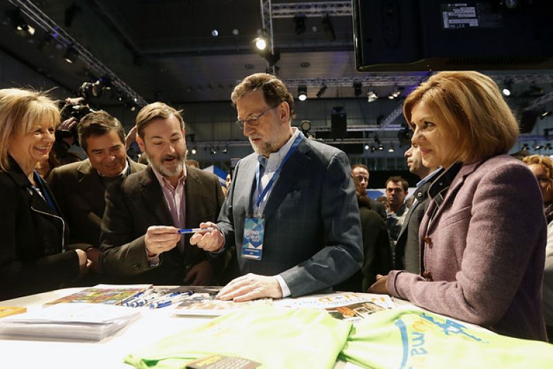 Rajoy (2d) junto a María Dolores de Cospedal (d) a su llegada al Congreso Nacional del PP