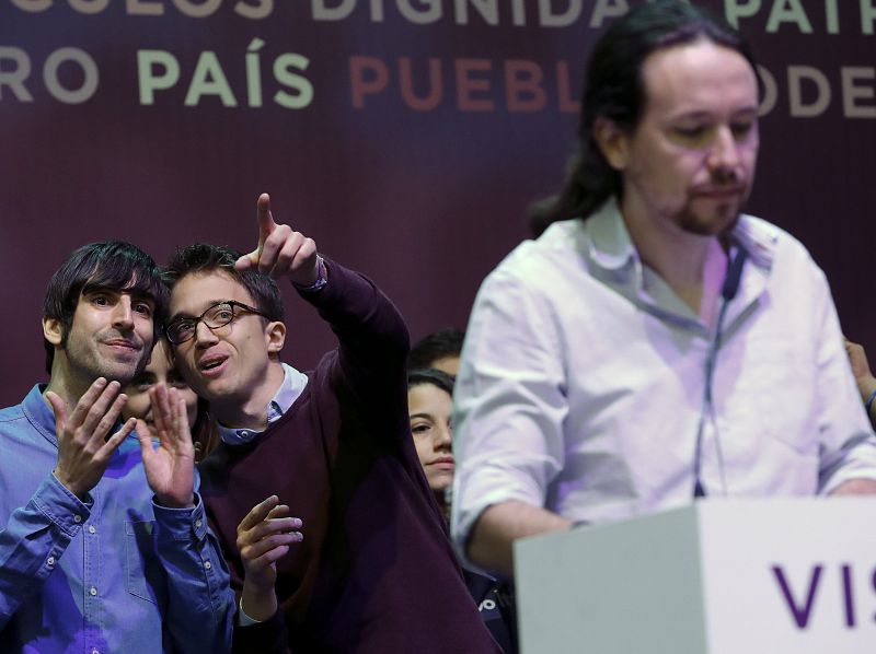 Íñigo Errejón conversa con Eduardo Maura durante el saludo inicial de Podemos en Vistalegre II
