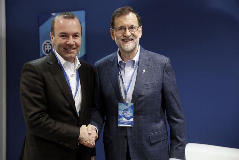 Mariano Rajoy junto al presidente del Grupo PPE en el Parlamento Europeo, Manfred Weber