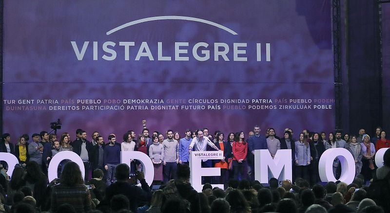Foto de familia de Podemos al inicio de su congreso en Vistalegre