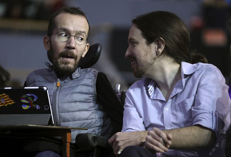 Iglesias y Echenique conversan durante la primera jornada de Vistalegre II