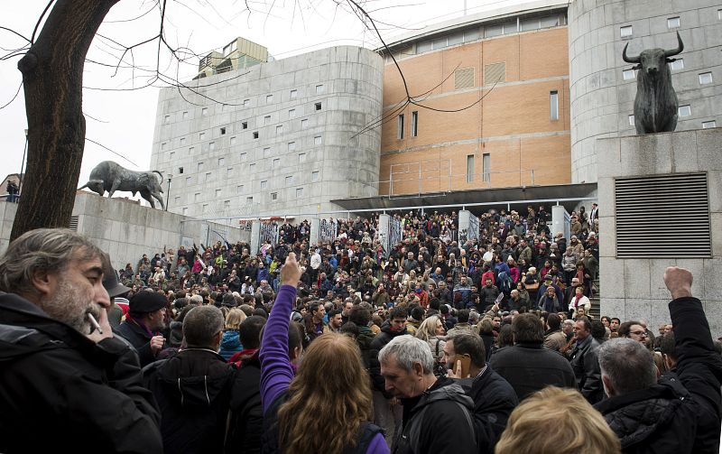 Afiliados y simpatizantes de Podemos en el exterior del Palacio de Vistalegre
