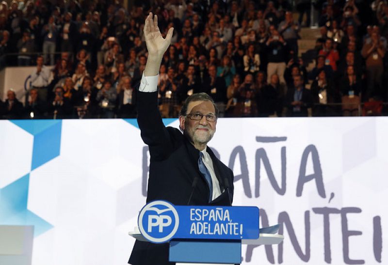 Rajoy saluda antes de su discurso en el XVIII Congreso Nacional del PP