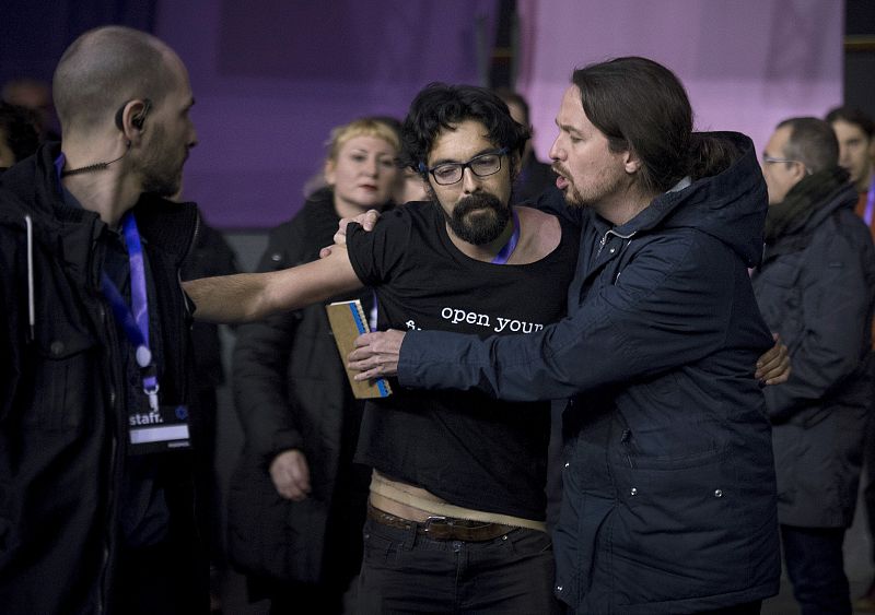 Pablo Iglesias neutraliza a un espontáneo que intentó subirse al escenario