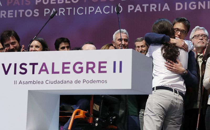 Abrazo entre Iglesias y Errejón