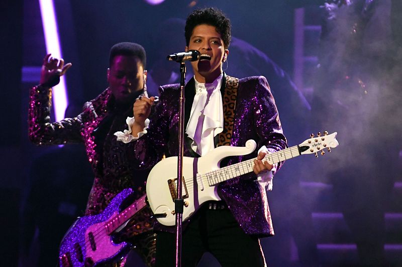 El cantante Bruno Mars rindió tributo a Prince con una actuación durante la gala.