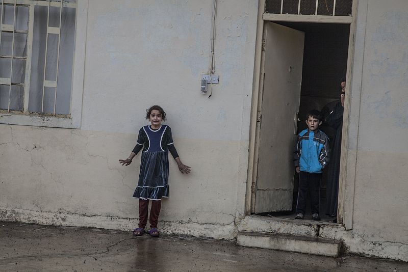 Esta imagen del fotógrafo Laurent Van der Stockt forma parte del reportaje para Le Monde "Ofensiva en Mosul; Operaciones de las Fuerzas Especiales Iraquíes", muestra a civiles que reaccionan ante miembros de las Fuerzas Especiales iraquíes que regist